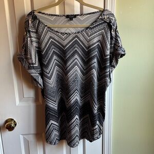 AUW 2x Women’s Black/Gray/White Chevron Pattern Top
